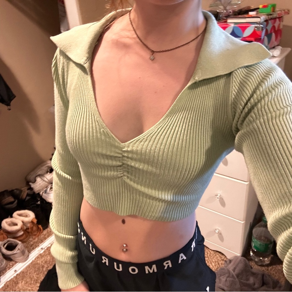 Dreamers by Debut crop top. Size small, light green in color.